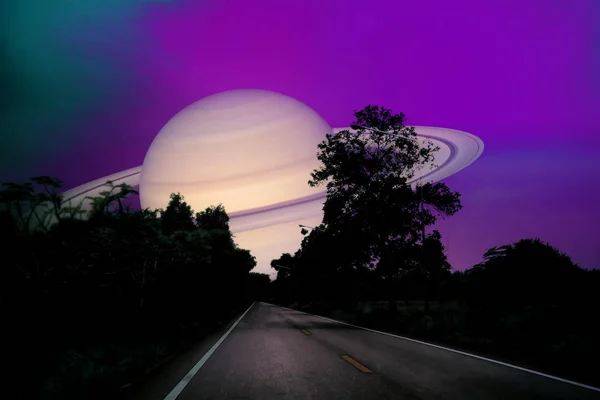 Сатурн Возле Земли Ночном Небе Над Проселочной Дорогой Элементы Этого — стоковое фото