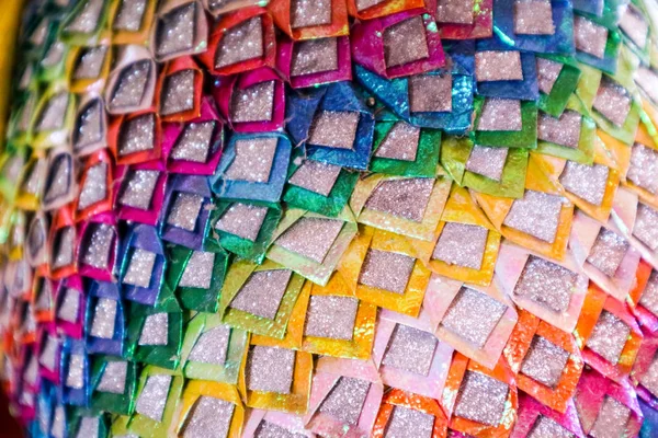 yüzey ve gümüş renk içinde şerit ve elmas toz renkli