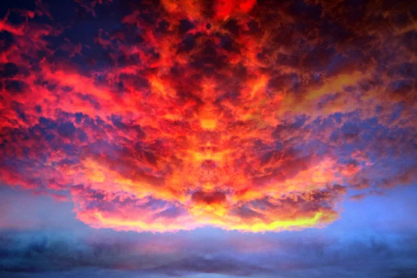 Reflection Red Eternal Flame Cloud Blue Sky Background — Stock Photo, Image