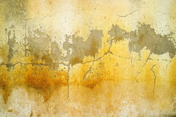 pas ve beton duvar yüzeyi erozyon yeraltı suyu tarafından zarar görmüş