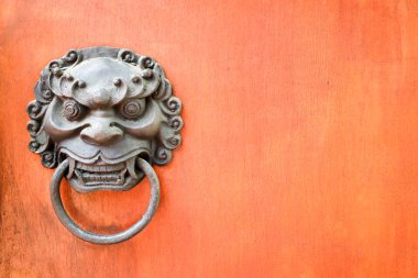 Metal kötü yüz çekme kapı ve sert ahşap yüzey arka plan, kavram: tehlike kapısı açma