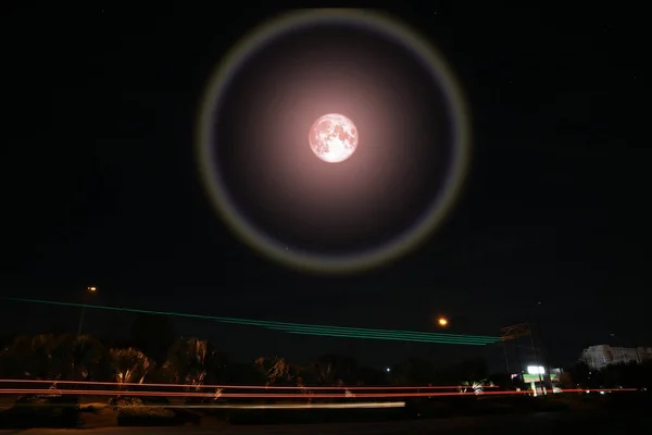 Voll Rosa Mond Heiligenschein Mond Und Lichtspur Auf Der Straße — Stockfoto