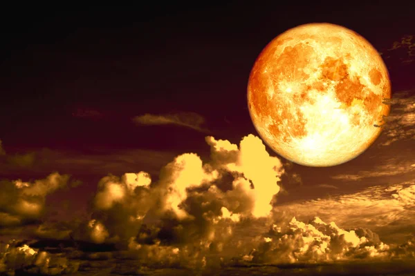 完整的蠕虫月亮背面剪影云在夜空中 这个形象的元素由 Nasa — 图库照片