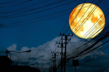 Süper tam kan ay sırt siluet güç elektrik hattı, Nasa tarafından döşenmiş bu görüntü unsurları