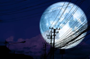 Süper tam mavi ay geri siluet güç elektrik hattı, Nasa tarafından döşenmiş bu görüntü unsurları