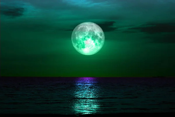 Volledige Steur Maan Silhouet Houten Japanse Pijler Nachtelijke Hemel — Stockfoto