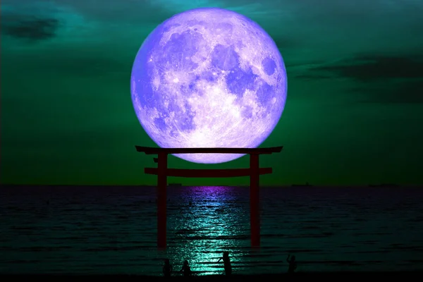 Full Sturgeon Moon Silhouette Torii Wooden Japanese Pillar Stand Sea — Fotografia de Stock