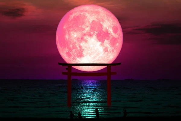 Super Sangre Luna Silueta Torii Madera Japonés Pilar Stand Mar — Foto de Stock