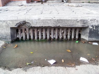 drenaj atık ve çöp ve kuru yaprakları tarafından takunya çünkü su tahliye edemez