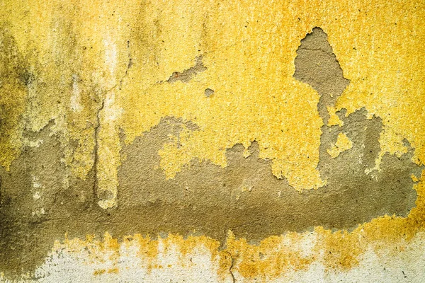 pas ve beton duvar yüzeyi erozyon yeraltı suyu tarafından zarar görmüş