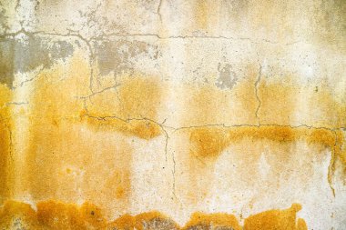 pas ve beton duvar yüzeyi erozyon yeraltı suyu tarafından zarar görmüş