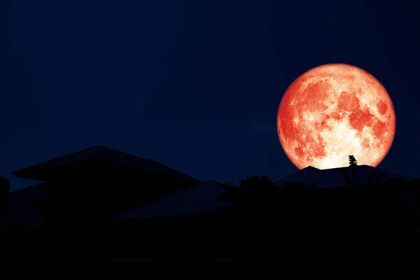 Lua Cheia Sangue Volta Sobre Telhado Silhueta Elementos Desta Imagem — Fotografia de Stock