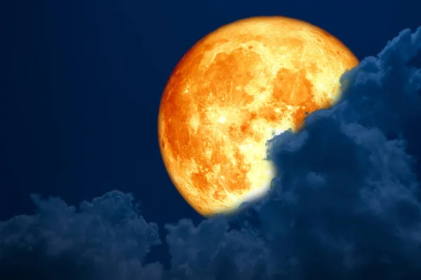 Volledig Bloed Maan Terug Silhouet Wolk Nacht Blauwe Hemel Elementen — Stockfoto