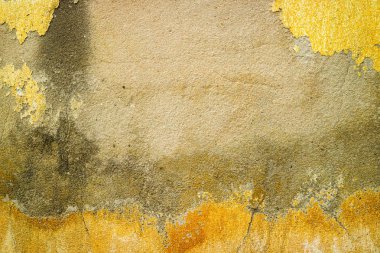 pas ve beton duvar yüzeyi erozyon yeraltı suyu tarafından zarar görmüş