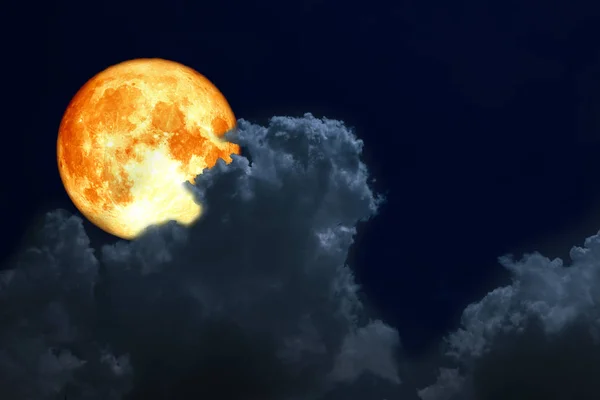 全血月亮回到剪影云夜蓝天 这张图片的元素由 Nasa — 图库照片