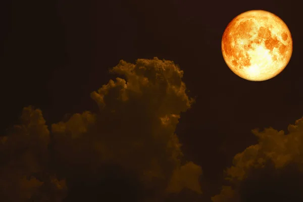Super Široká Krvavý Měsíc Zpět Nad Siluetu Cloud Noční Oblohy — Stock fotografie