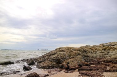 kayaların ya da mercan bir grup veya bir sırt kum su yüzey gökyüzü arka plan yakınındaki resif olduğunu