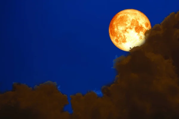 血液月亮后面剪影云彩夜天空 这个图片的元素由 Nasa — 图库照片