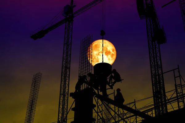 Pleine Lune Sang Retour Silhouette Travailleur Sur Construction Éléments Cette — Photo