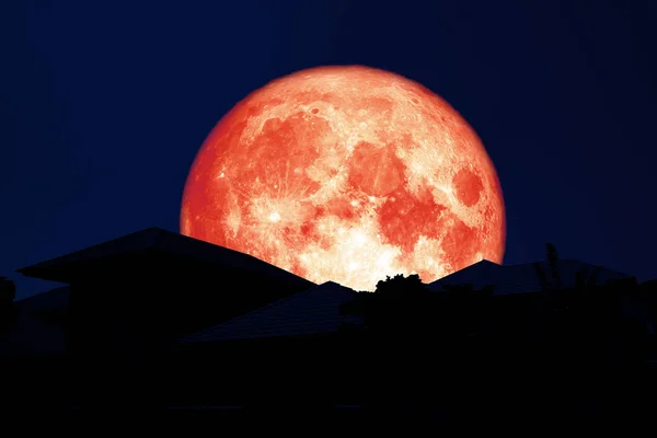 Σελήνη Αίμα Πλήρης Πίσω Πάνω Από Την Οροφή Σιλουέτα Στοιχεία — Φωτογραφία Αρχείου