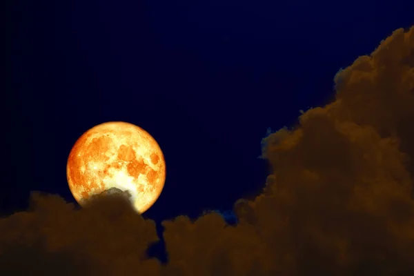 超全血月亮回来的剪影云夜空 这个形象的元素由 Nasa — 图库照片