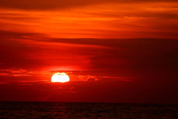 Son Günbatımı Işığı Gökyüzü Deniz Üzerinde Güneş Etrafında Turuncu Bulut — Stok fotoğraf