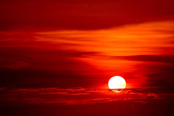 Ultima Luce Del Tramonto Sul Cielo Raggio Nuvole Intorno Sole — Foto Stock