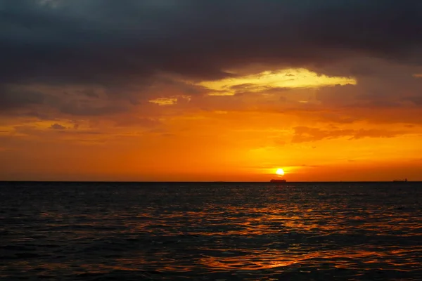 Tramonto Nave Sulla Superficie Orizzontale Dell Acqua Dell Oceano Cielo — Foto Stock