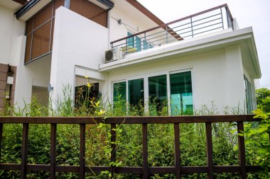 Yabani ot ot ve üzüm terk edilmiş evleri ile çevrili