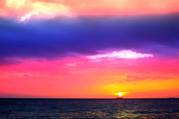 Sunset Ship Horizontal Ocean Water Surface Colorful Cloud Sky — Stock Photo, Image