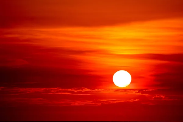 günbatımı güneş etrafında gökyüzü ve bulut Ray son ışığı