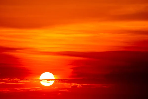 Ultima Luce Del Tramonto Cielo Arancio Raggio Nuvola Intorno Sole — Foto Stock