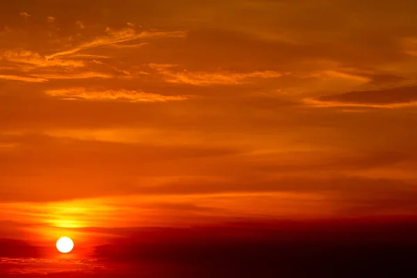 Letzter Leichter Sonnenuntergang Roten Wolkenhimmel Und Strahlen Die Sonne — Stockfoto