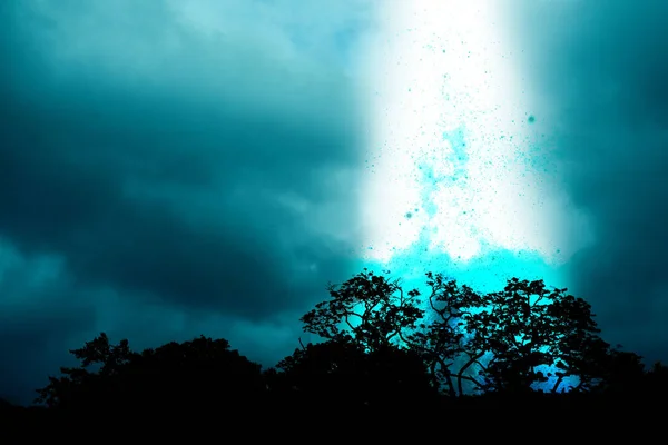 Explosão Objetos Estranhos Cai Céu Noturno Árvore Silhueta — Fotografia de Stock