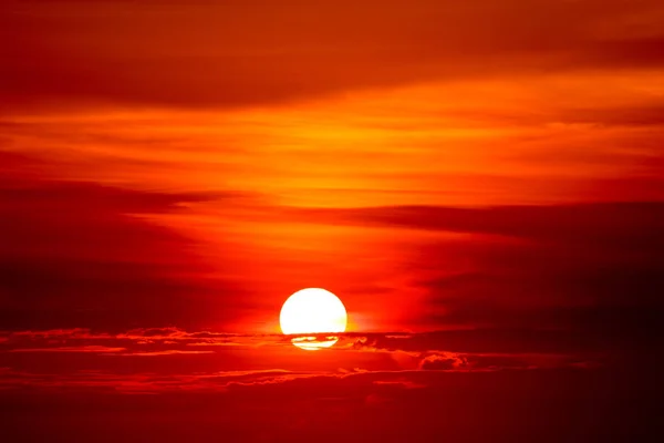 日落的最后光在天空和橙色云彩光芒在太阳附近 — 图库照片