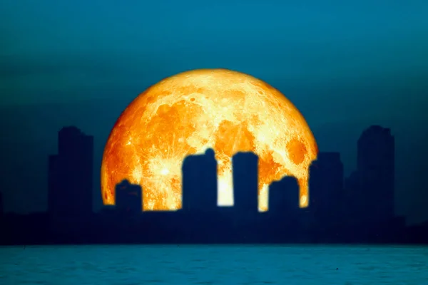 Blood Moon Tillbaka Siluett Bygga Över Staden Röd Natthimlen Element — Stockfoto