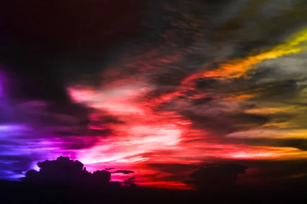 Вечный Огонь Радужное Облако Вечернее Небо Луч Последнего Света Заката — стоковое фото