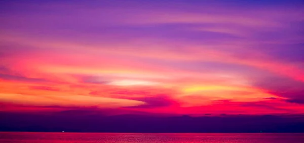 파노라마 화려한 하늘과 저녁에 일몰에 — 스톡 사진