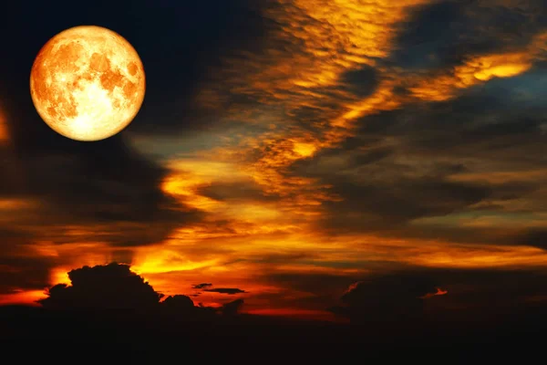 五颜六色的云朵上的血月和夜空上的彩虹 这张图片的元素由美国宇航局提供 — 图库照片