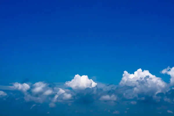 青い空とヒープ雲と青空背景の線 — ストック写真