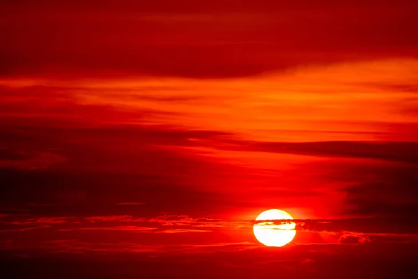 Ultima Luce Del Tramonto Cielo Arancio Raggio Nuvola Intorno Sole — Foto Stock