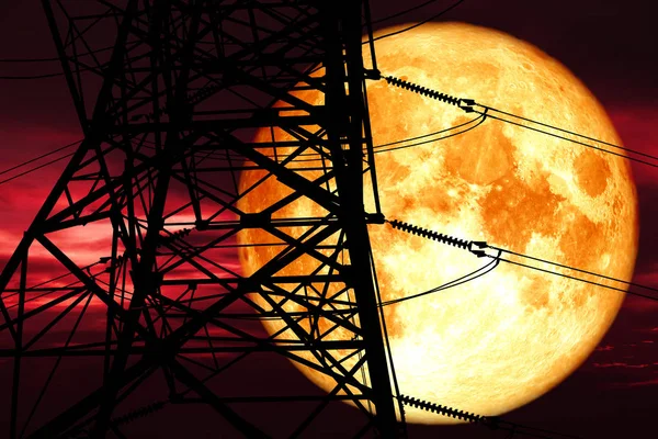 超级血月亮背面剪影力量电线杆和夜红色堆云天 这个图象的元素由美国宇航局提供 — 图库照片