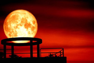 kanlı ay geri üzerinde çatı yapı ve gece kızıl gökyüzü bulut, Nasa tarafından döşenmiş bu görüntü unsurları siluet döngüsü