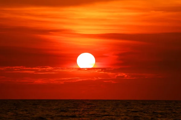 Ultima Luce Del Tramonto Sul Cielo Raggio Nuvola Intorno Sole — Foto Stock