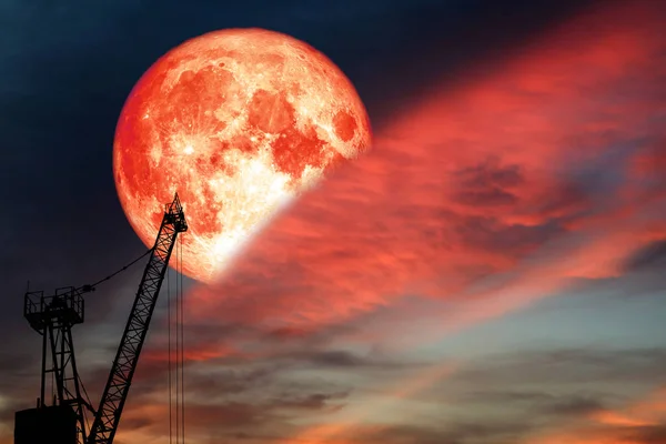Krvavý Měsíc Zpět Siluetu Jeřáb Barevné Cloud Duha Noční Obloze — Stock fotografie