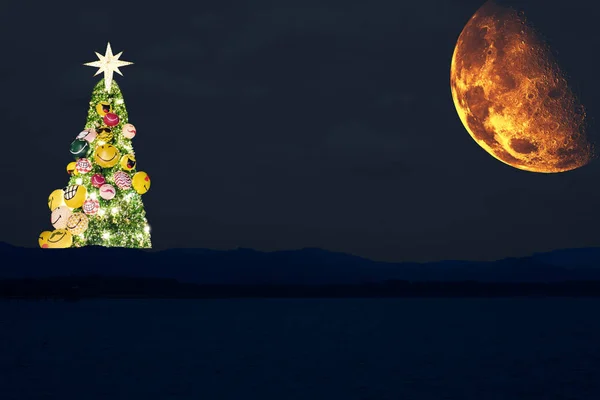 Kerstboom Halfbloed Maan Terug Wolk Zee Elementen Van Dit Beeld — Stockfoto