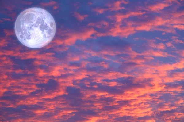 Longa Noite Lua Volta Vermelho Espalhar Nuvem Pôr Sol Céu — Fotografia de Stock