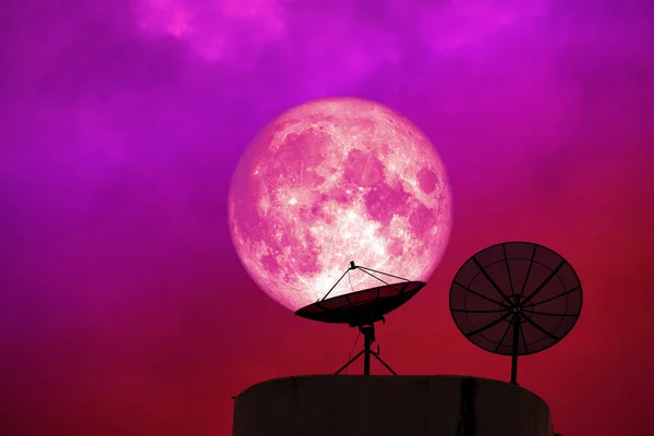 Pembe Sırt Siluet Uydu Disk Gece Kırmızı Bulut Gökyüzü Nasa — Stok fotoğraf