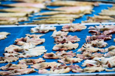 Derin kurutulmuş balık korumak için bir yoldur. hijyen eksikliği enfeksiyon riski olabilir, yemeden önce pişmiş olması