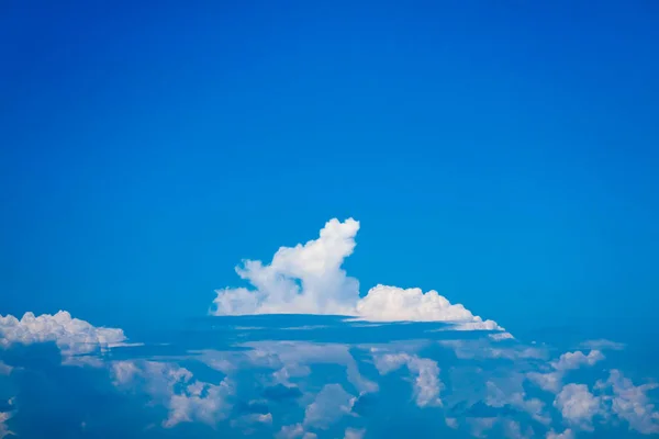 Schöne Haufenwolken Mit Klarem Blauen Himmel Und Sonnenhintergrund — Stockfoto